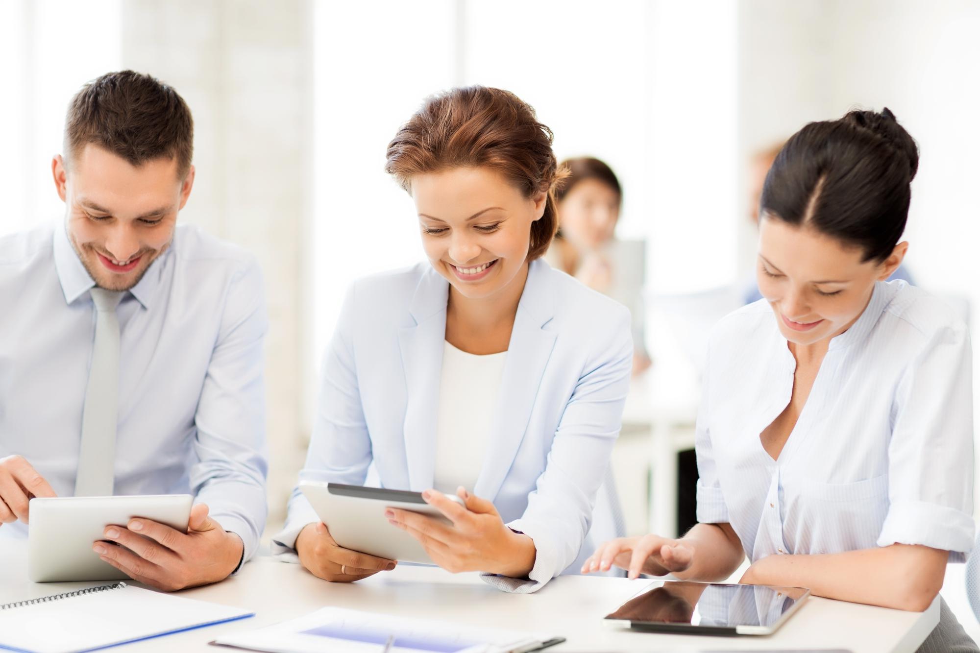 Workshop-Teilnehmer notieren Budget-Tipps