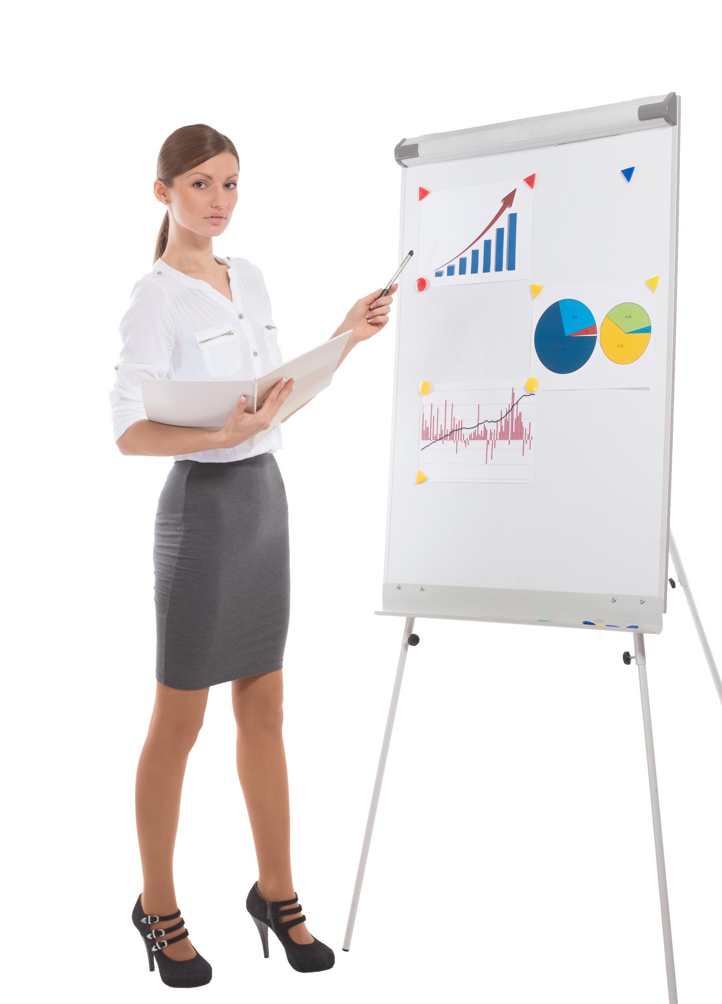 Berater zeigt einfache Kalkulation auf Flipchart