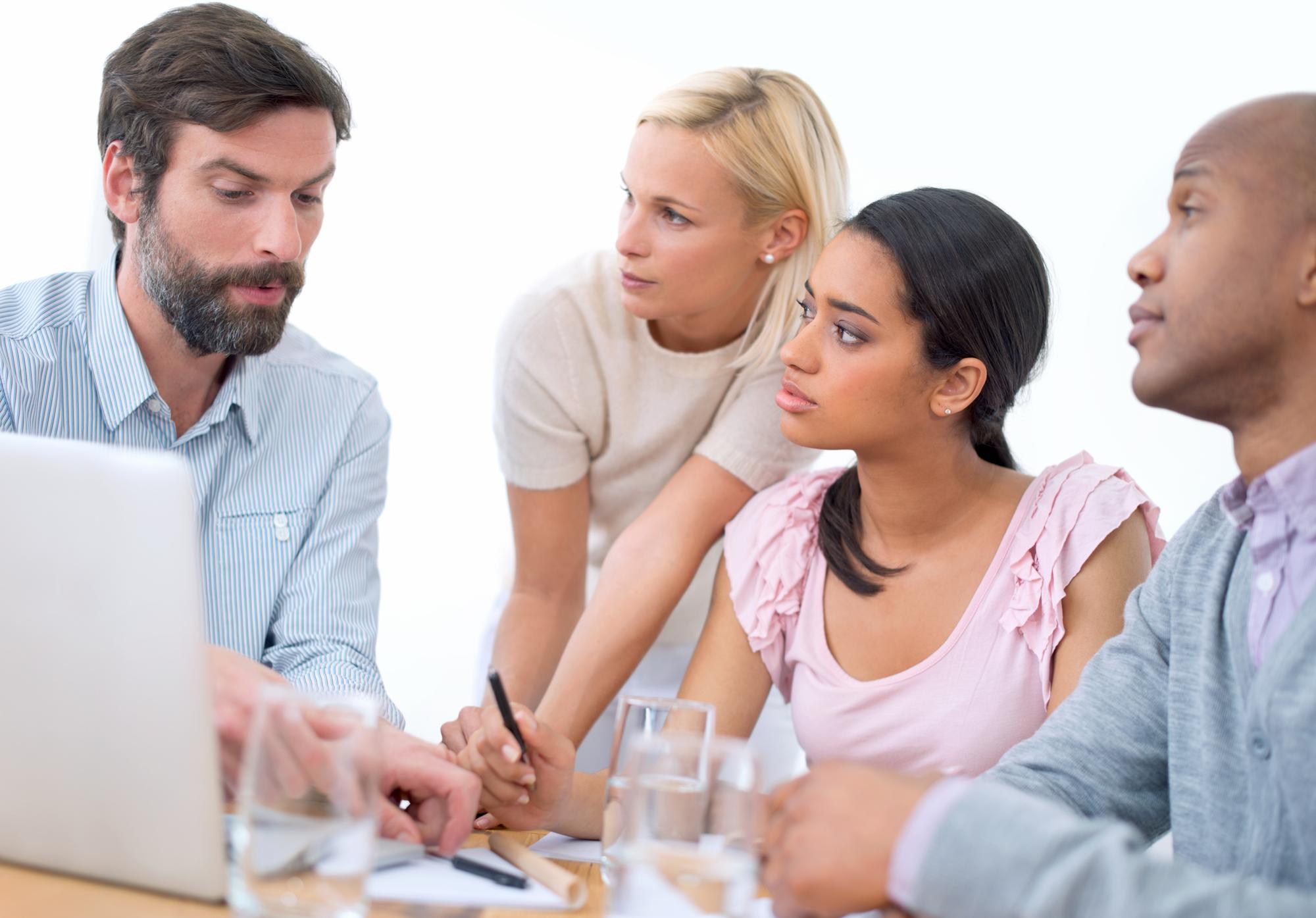 Beraterin erklärt Finanzen an kleinem Workshop